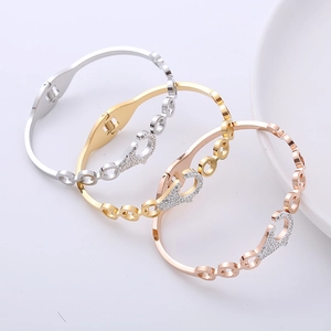 Set di tre bracciali geometrici con cristalli micro-pave in finiture oro, argento e rosa