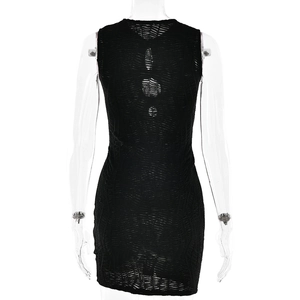 Vue détaillée du dos d'une robe moulante noire sans manches avec texture ajourée