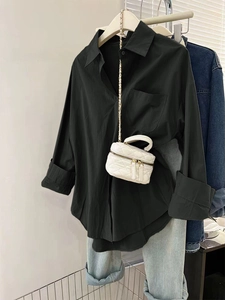 Chemise boutonnée noire décontractée pour femmes avec un sac à main blanc matelassé à chaîne
