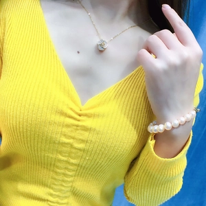 Elegant 8-9mm freshwater pearl bracelet with camellia pendant on a golden chain necklace