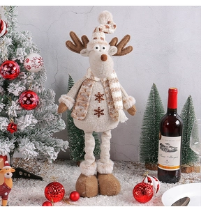 Dettaglio della renna di peluche con sciarpa e cappello per decorazioni natalizie