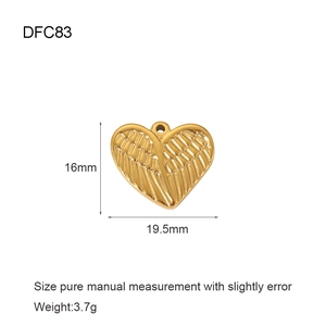 Vista dettagliata del ciondolo cuore alato oro 18K con misure 16mm x 19,5mm e peso