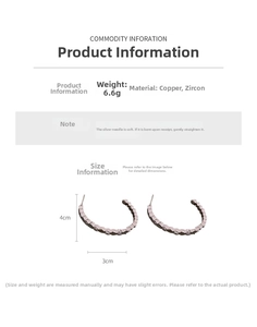 Détail des boucles d'oreilles créoles C en argent avec zircon, taille 4cm par 3cm