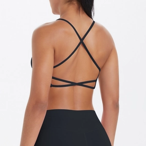Détail des bretelles croisées dans le dos d'un soutien-gorge de sport de yoga noir