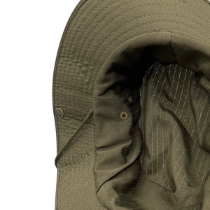 Dettaglio del cappello boonie tattico verde militare con tessuto ripstop e cordino antivento