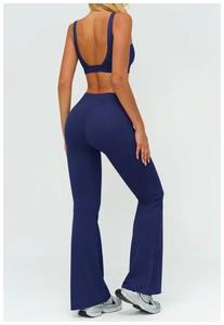 Dettaglio di leggings a zampa a vita alta blu scuro e reggiseno sportivo incrociato