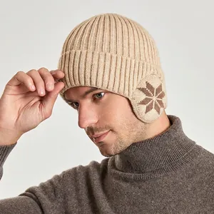 Beige gebreide muts voor heren met oorkleppen en sneeuwvlokpatroon voor de koude winter
