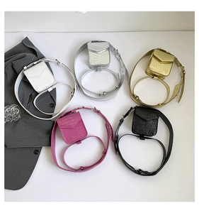 Détail de mini sacs ceinture en cuir de crocodile synthétique en cinq couleurs vives