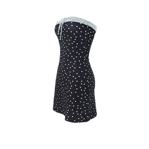 Détail de robe bustier à pois montrant les coutures contrastées et le cordon de serrage