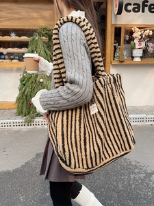 Grand sac fourre-tout en peluche à rayures jaunes et noires pour l'hiver