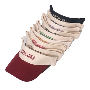 Détail de visières en coton coloré avec broderie de lettres Nebraska de haute qualité