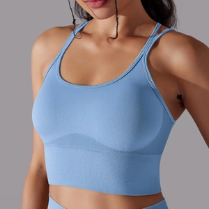 Détail d'un soutien-gorge de sport bleu clair sans couture avec texture en maille côtelée