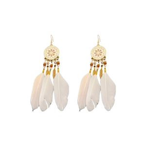 Boucles d'oreilles bohèmes avec plumes blanches, motifs en émail et détails en métal doré