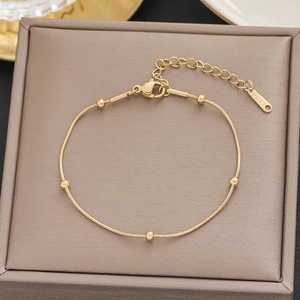 Elegantes goldenes Schlangenkette Armband mit kleinen Perlen und Karabinerverschluss