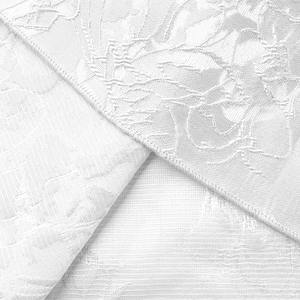 Détail du tissu jacquard floral blanc sur une robe courte sexy pour femmes