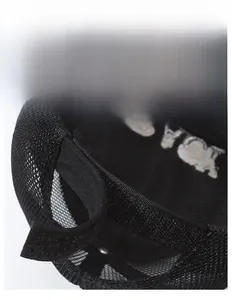 Détail de la sangle velcro réglable et du tissu en maille filet sur la casquette