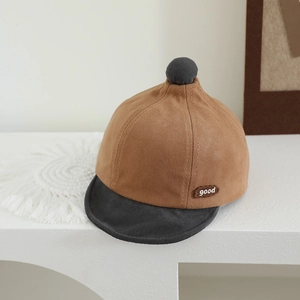 Detailansicht der Babykappe mit braunem und dunkelgrauem Kontrast und good-Stickerei