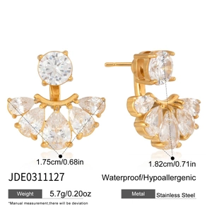 Details von fächerförmigen Edelstahl-Ohrringen in Gold mit funkelnden Zirkonia-Steinen