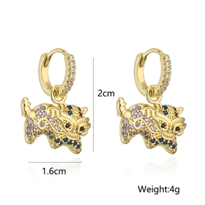 Dettaglio orecchini a tigre in oro 18K con zirconi colorati, dimensioni 2cm x 1,6cm