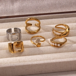 Set di anelli aperti placcati in oro 18K e argento con disegni di cuori e perle