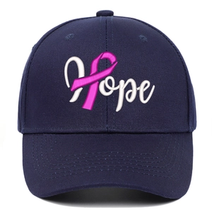 Détail de la broderie Hope et du ruban rose sur la casquette de baseball bleu foncé