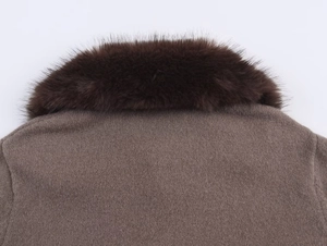 Gros plan du cardigan en maille marron foncé avec col en fausse fourrure douce