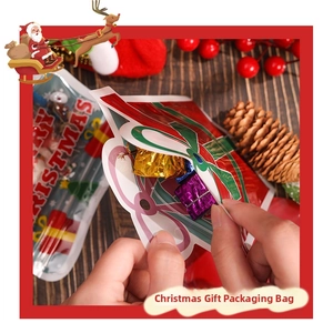 Sacchetto regalo di Natale con fiocco pieno di caramelle su uno sfondo festivo curato