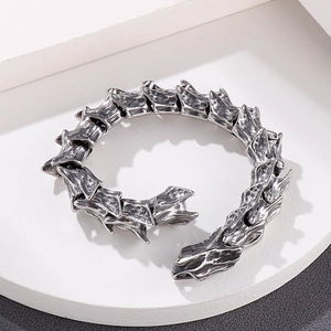 Bracelet punk homme en acier titane argenté vieilli avec motif d'écailles de dragon