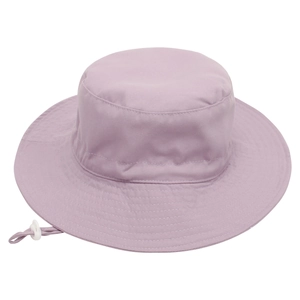 Dettaglio del cappello da sole lavanda con tesa rinforzata e cordino antivento regolabile