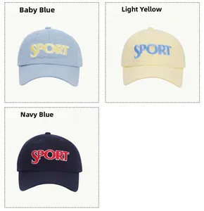 Dettaglio ricamo SPORT su cappellini da baseball in cotone azzurro, giallo e blu navy