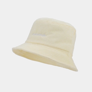 Dettaglio del cappello alla pescatora in spugna giallo chiaro con ricamo mama bianco