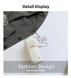 Détail du sac rétro blanc en forme de téléphone avec motif cœur et chaîne en métal