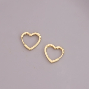 Detail of 18K gold heart-shaped geometric hoop earrings on a light purple background