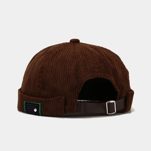 Gorro docker de pana marrón oscuro con correa de cuero ajustable y etiqueta lateral