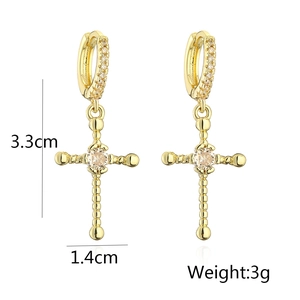 Dettagli degli orecchini a croce placcati oro 18 carati con dimensioni 3,3 cm x 1,4 cm