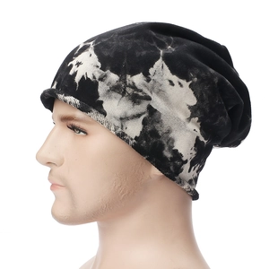 Détail du motif tie-dye noir et blanc sur le bord roulé du bonnet en maille unisexe