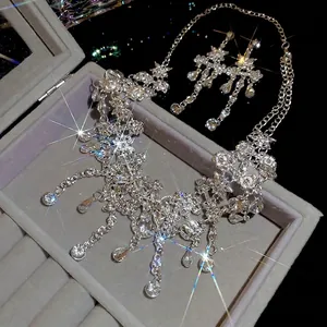 Parure luxueuse de collier et boucles d'oreilles fleurs en argent avec cristaux