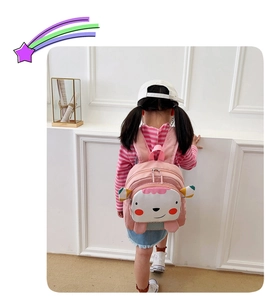 Vista trasera de una niña con una linda mochila de oveja rosa para el jardín de infancia