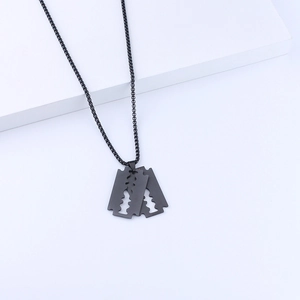 Detailaufnahme der doppelten Rasierklingen-Anhänger an einer schwarzen Titanstahlkette