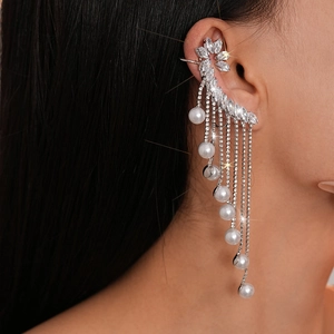 Détail de la manchette d'oreille en argent avec pompons zircon et perles