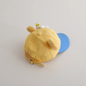 Vue détaillée d'une casquette de baseball jaune pour enfants avec oreilles en peluche