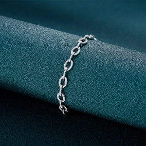 Bracelet chaîne en argent sterling 925 avec cristaux micro-pavés sur support bleu marine
