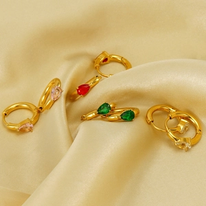 Boucles d'oreilles créoles dorées avec pierres précieuses colorées en forme de goutte