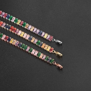 Détail macro de bracelets tennis en zircon coloré en finitions or, argent et or rose