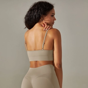 Dettaglio del reggiseno sportivo incrociato e leggings senza cuciture con fori traspiranti