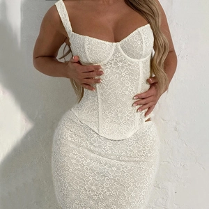 Elegantes weißes Spitzen-Zweiteiler-Set mit Korsett-Top und passendem Minirock für Damen