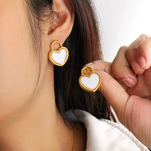 Élégantes boucles d'oreilles cœur en acier inoxydable doré 18K avec émail blanc