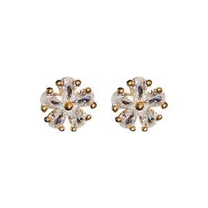 Boucles d'oreilles fleurs dorées avec cristaux de zircone blancs sur fond blanc