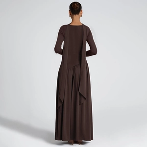 Détail de la robe longue marron à manches longues avec drapés asymétriques élégants