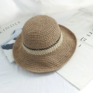 Chapeau de soleil minimaliste en paille kaki avec ruban décoratif beige et noir